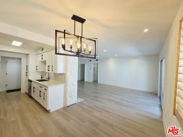 1262 S Barrington Avenue #204 photo 30