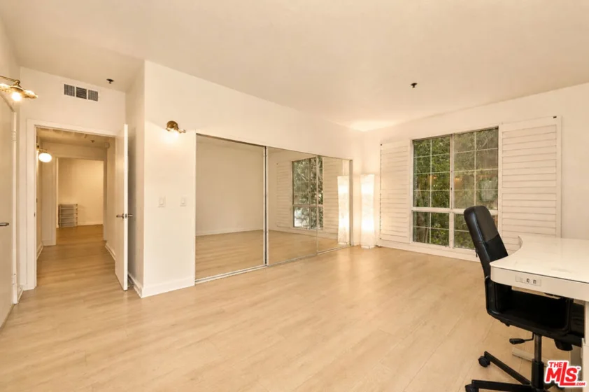 585 N Rossmore Avenue #209 photo 4