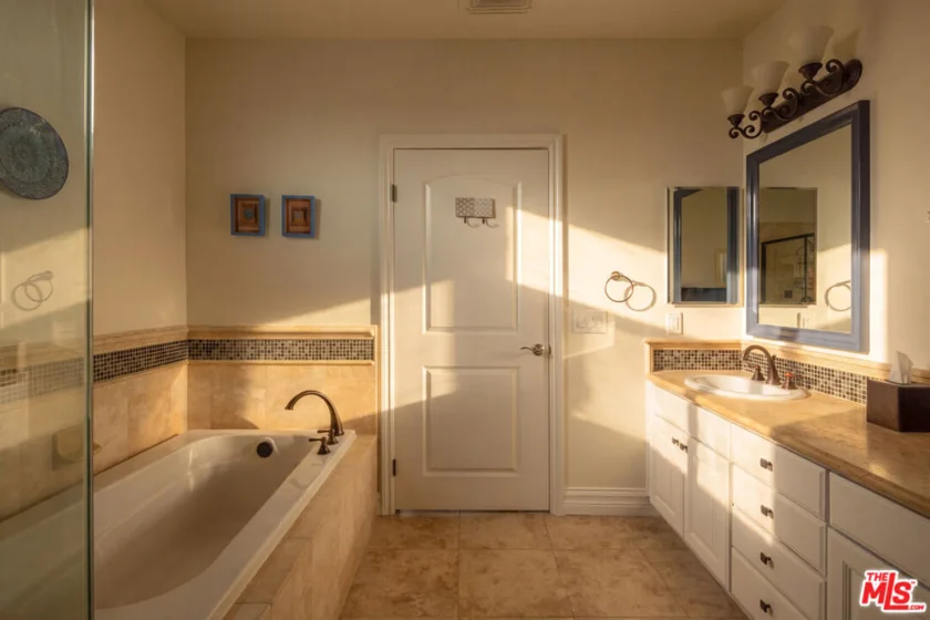 4237 Longridge Avenue #203 photo 10