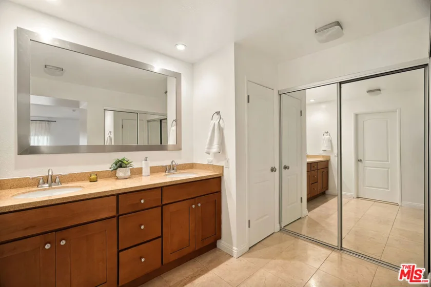 621 S Barrington Avenue #110 photo 4