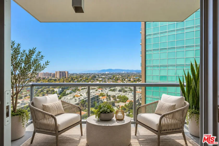 13700 Marina Pointe Drive #1411 photo 1