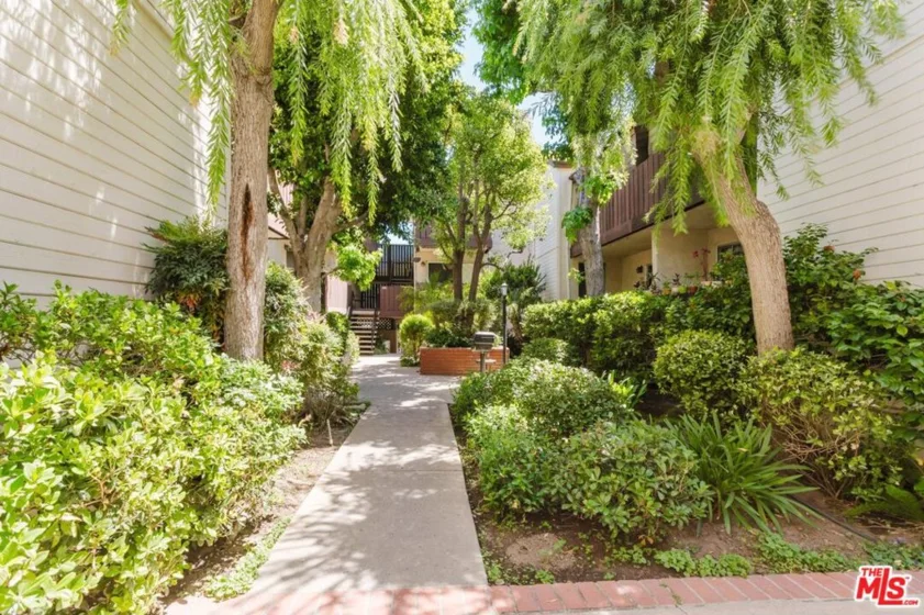 14980 Victory Boulevard #201 photo 35