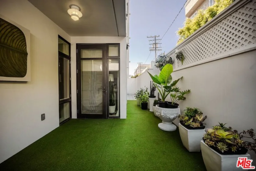 447 N Doheny Drive #104 photo 22