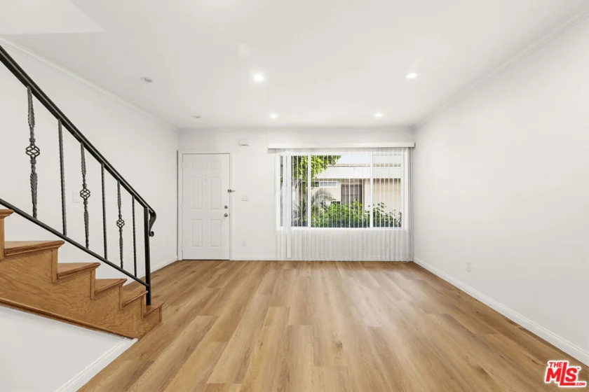6244 Morse Avenue photo 2