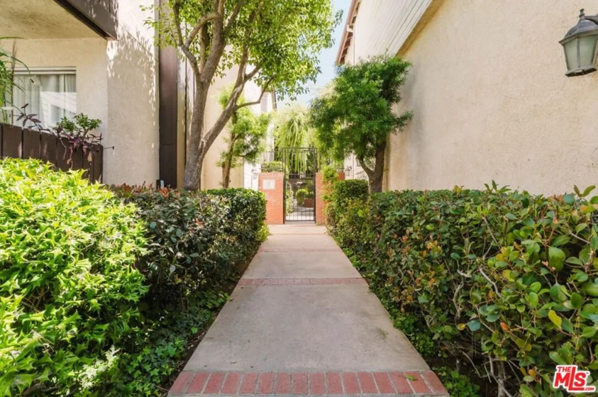 14980 Victory Boulevard #201 photo 37