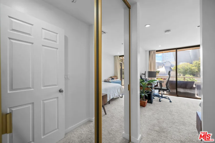 121 S Hope Street #517 photo 42