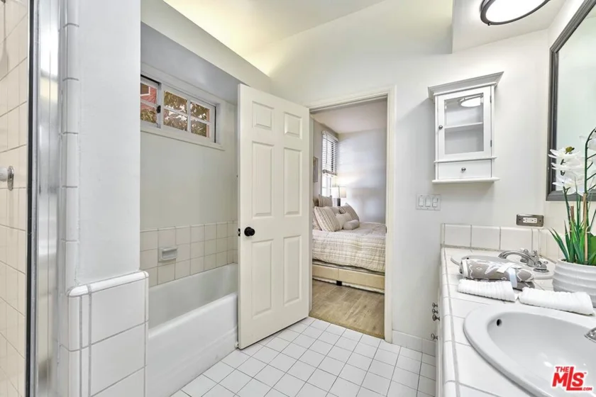 420 S Barrington Avenue #102 photo 25