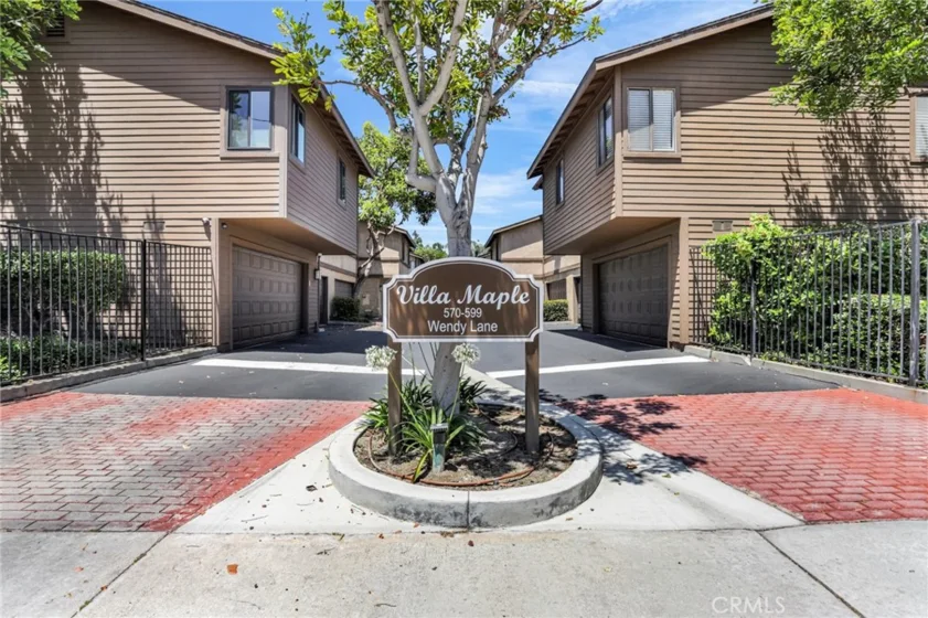 579 Wendy Lane photo 1