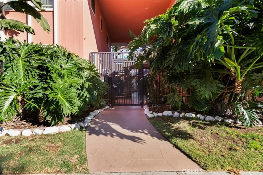 1023 E 1st Street #19 photo 2