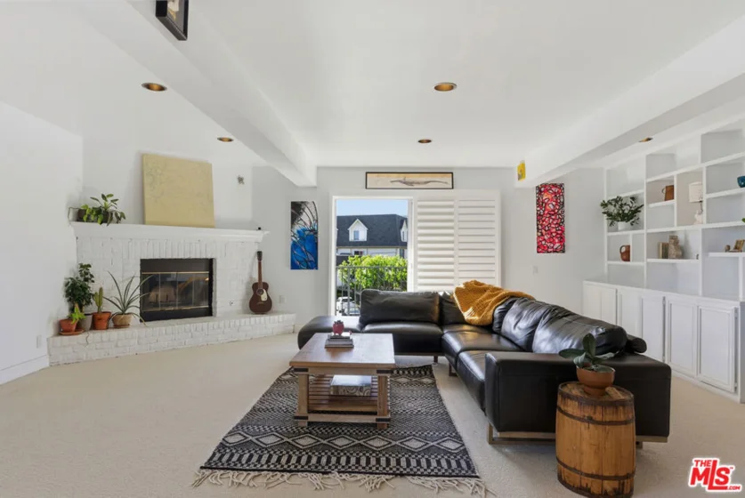 2385 Roscomare Road #E17 photo 2