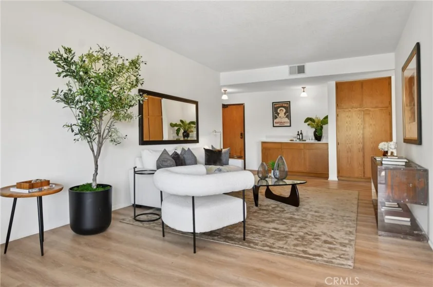 13331 Moorpark #223 photo 8