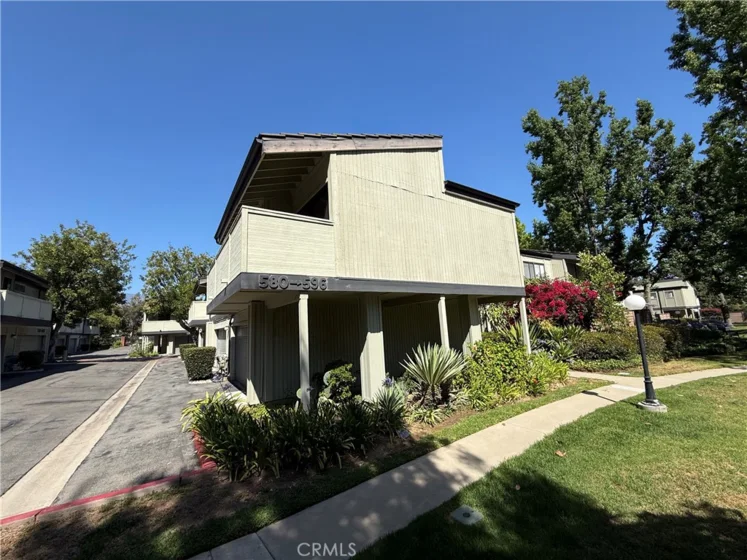 586 N Orange Grove photo 42