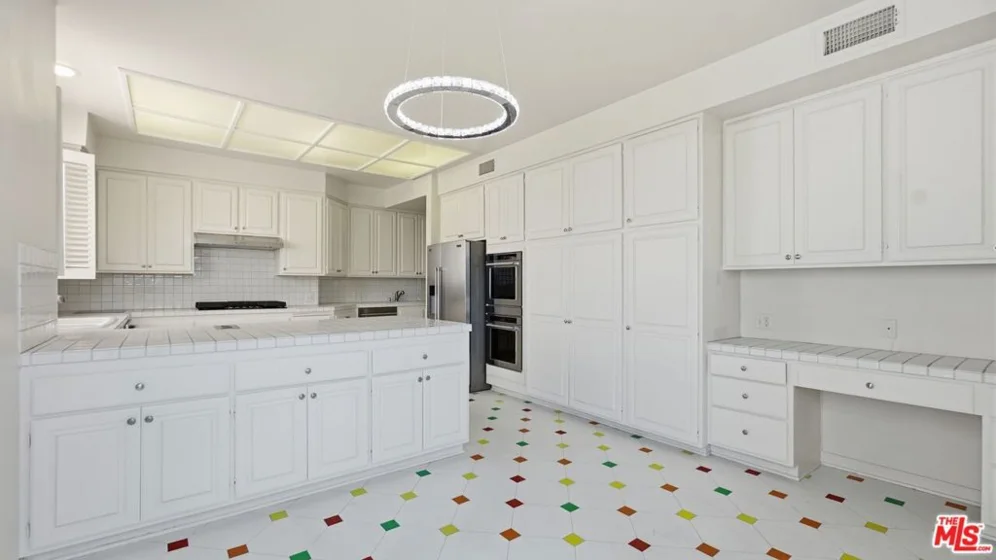 1220 Roxbury Drive #302 photo 11