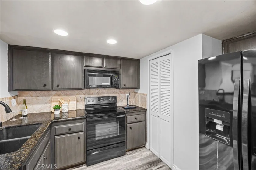 18741 Applewood photo 12