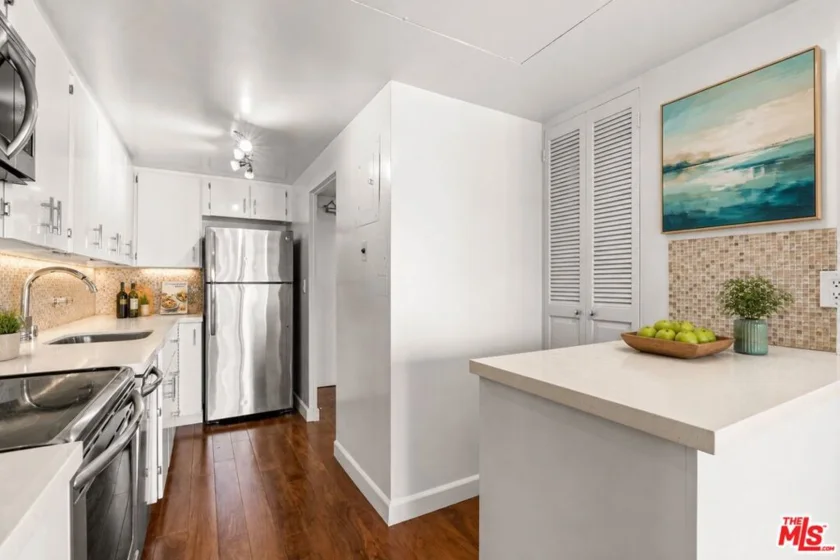 10450 Wilshire Boulevard #4G photo 22