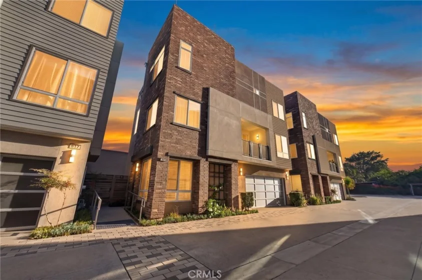 821 Brickyard photo 1