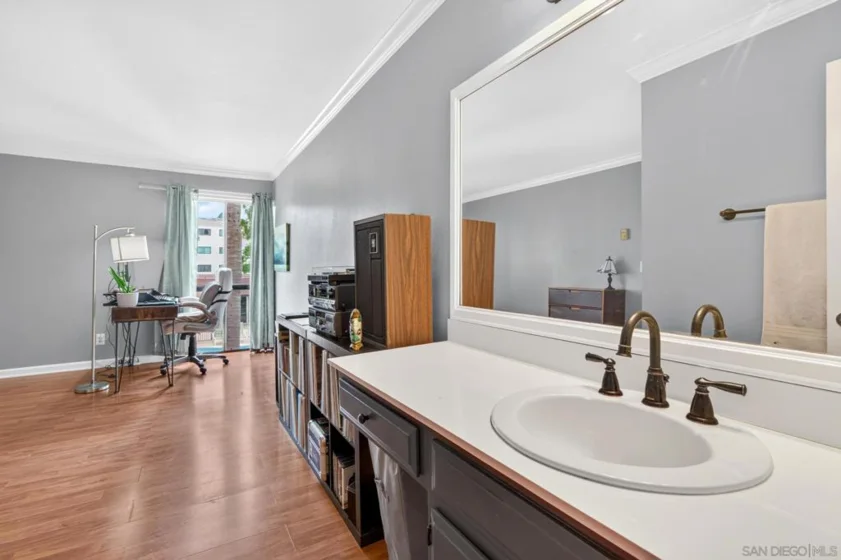 6924 Hyde Park #220 photo 15