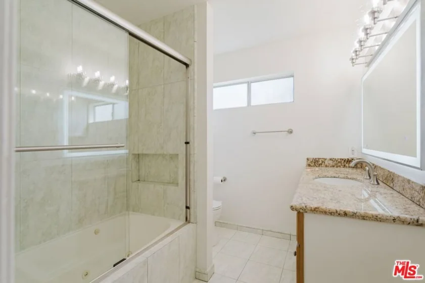 14980 Victory Boulevard #201 photo 17