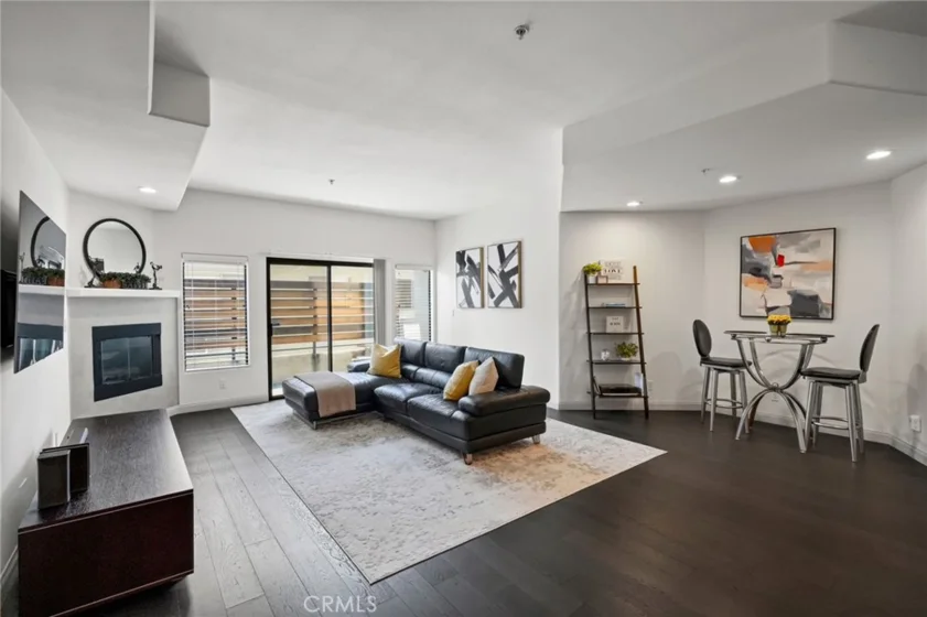 4477 Woodman Avenue #202 photo 2