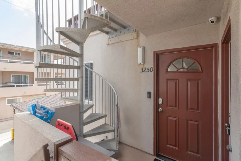 3250 Strandway photo 2