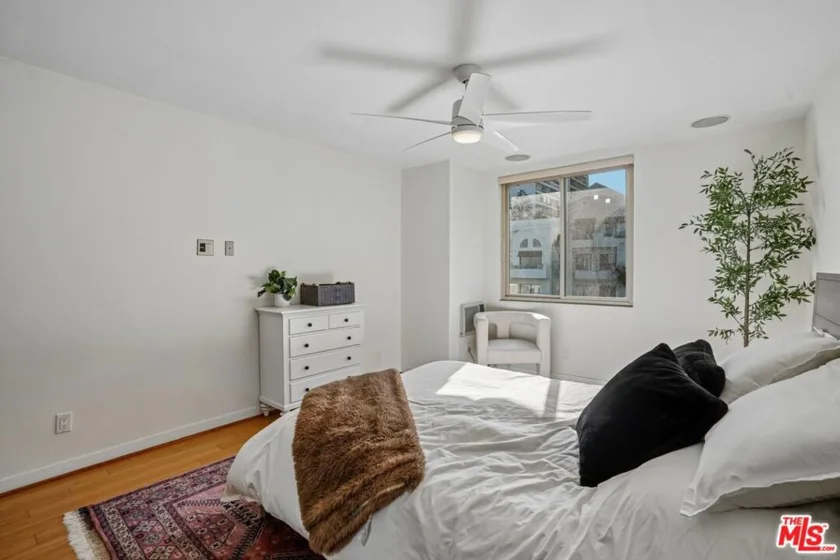 1124 N La Cienega Boulevard #301 photo 14