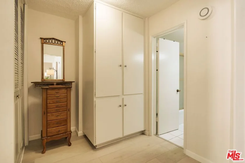 1754 N Kenmore Avenue #202 photo 3