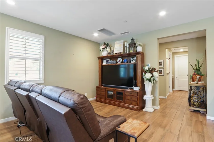 10902 Flora Park Way photo 5