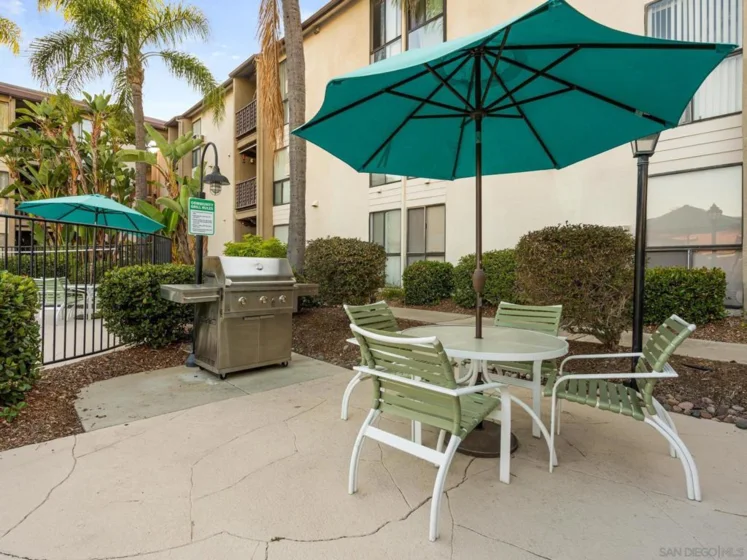 6924 Hyde Park #220 photo 23