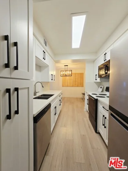 1262 S Barrington Avenue #204 photo 4
