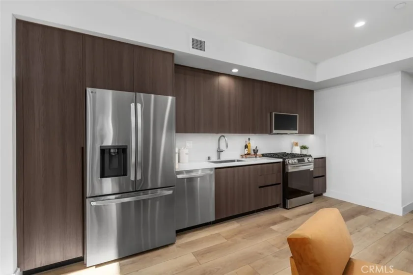 150 S Oak Knoll #202 photo 27
