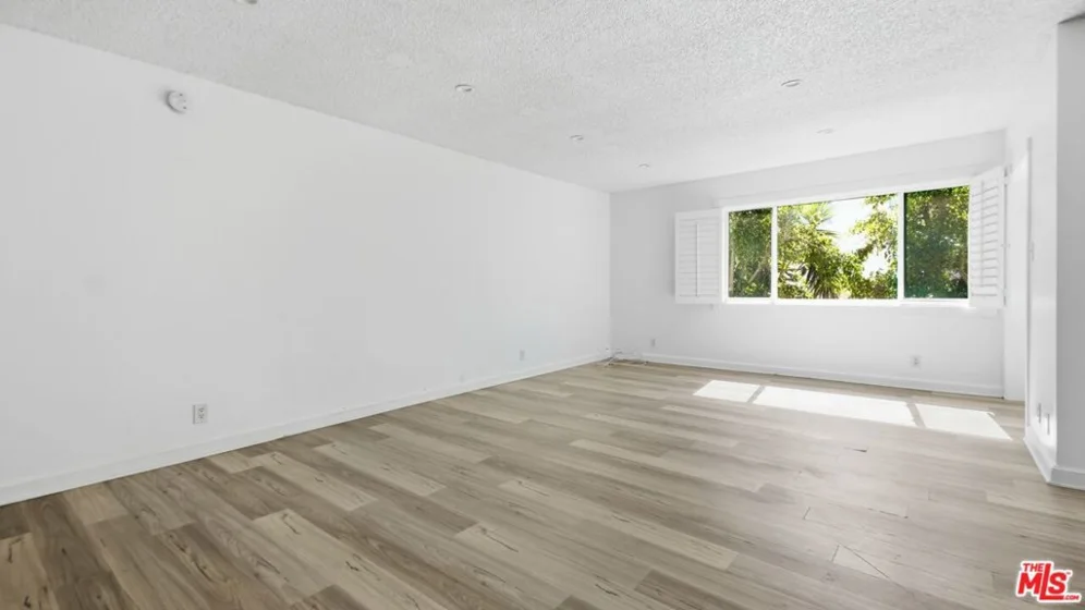 1525 N Hayworth Avenue #204 photo 38