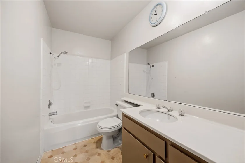 17943 Magnolia Boulevard #16 photo 32