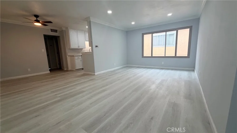 110 E Hillcrest photo 4