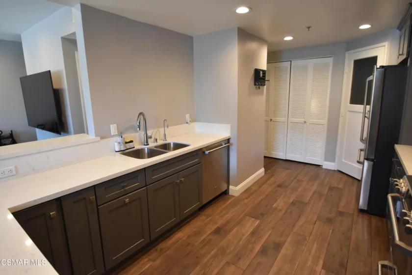 5350 White Oak Avenue #105 photo 14