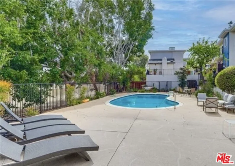 5252 Coldwater Canyon Avenue #207 photo 6