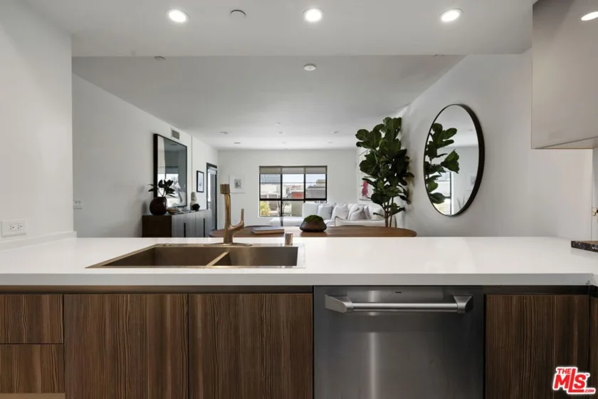 10269 Santa Monica Boulevard photo 23