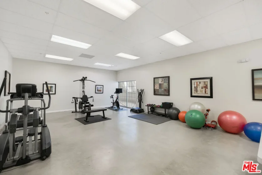 960 N Doheny Drive #301 photo 38