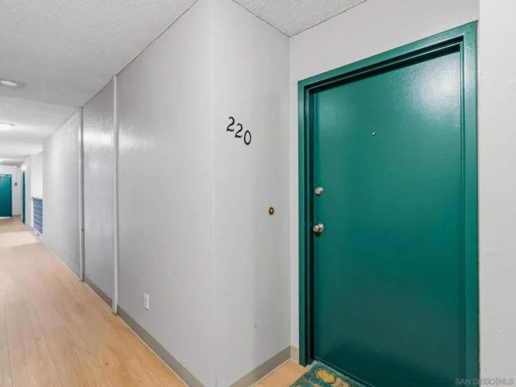 6924 Hyde Park #220 photo 31