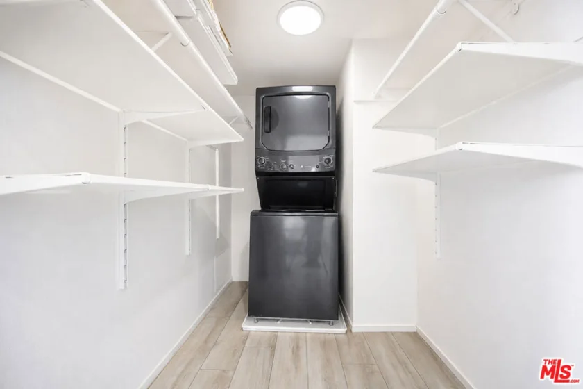 4249 Longridge Avenue #209 photo 31
