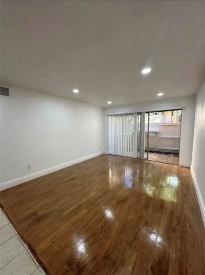 1101 W Macarthur #301 photo 2