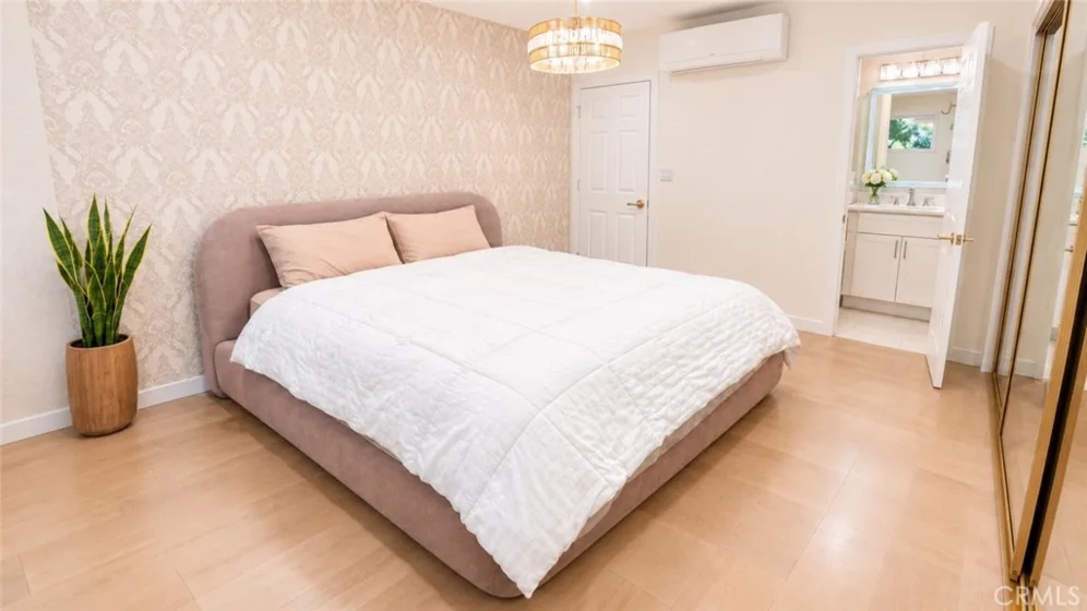 1233 N Laurel #211 photo 26
