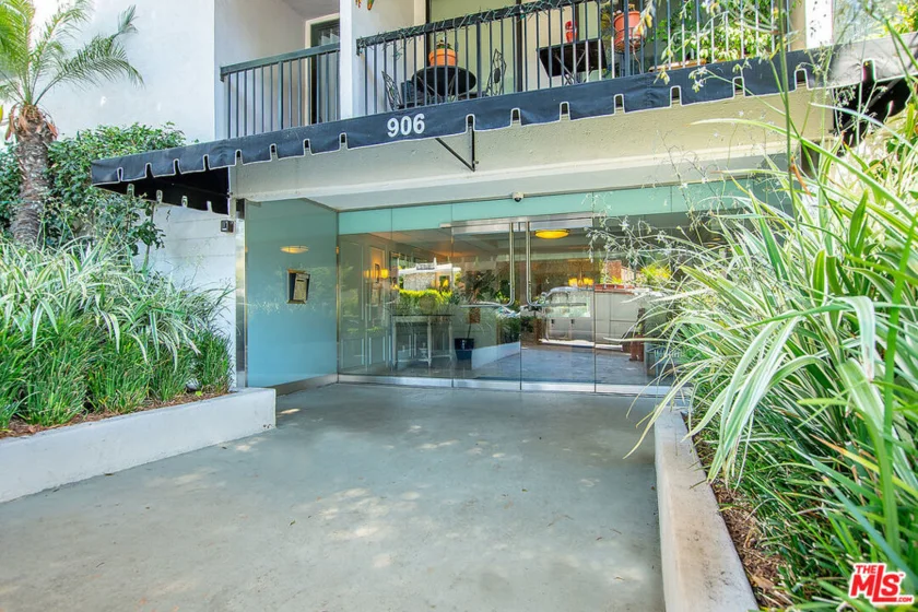 906 N Doheny Drive #510 photo 32