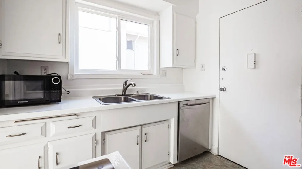1525 N Hayworth Avenue #204 photo 9