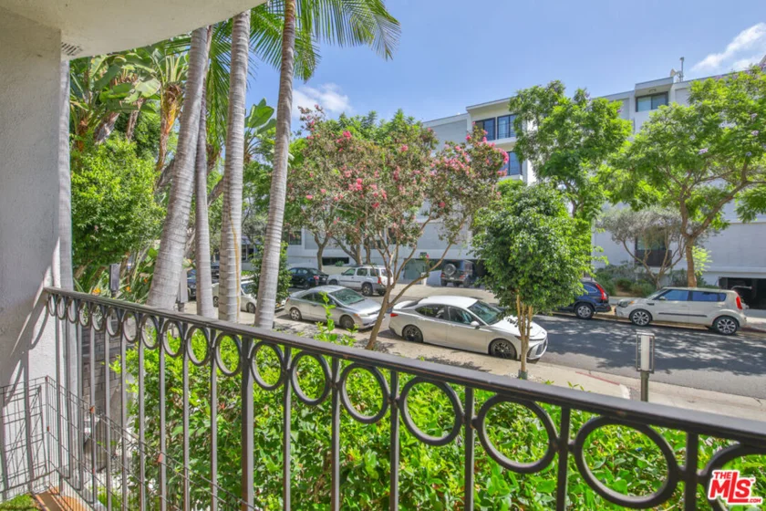 625 N Flores Street #102 photo 31