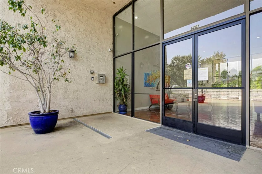 1401 Valley View #206 photo 2