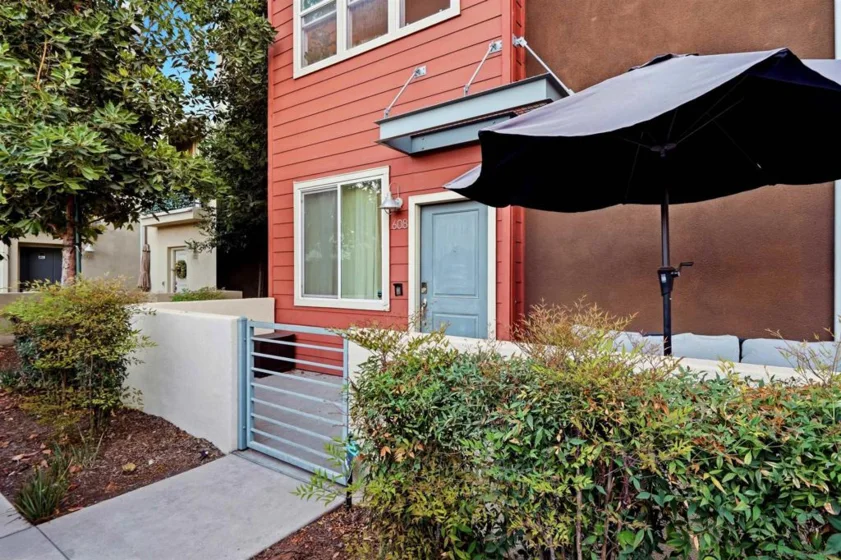 325 Royal Gln #608 photo 2