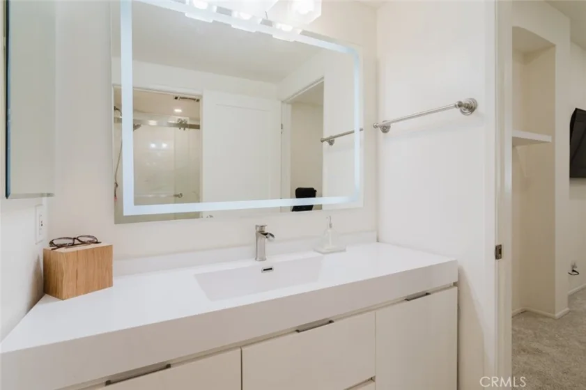 1305 N Columbus Avenue #204 photo 26