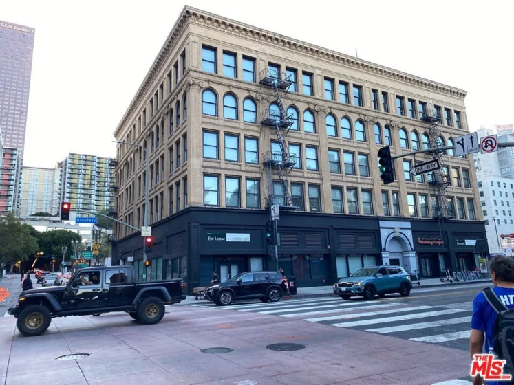 253 S Broadway #403 photo 22