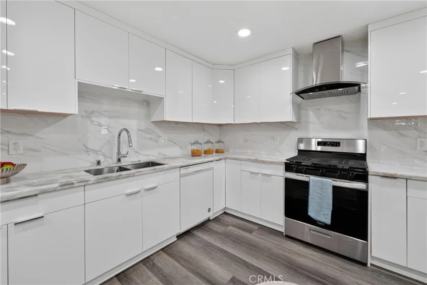 13930 Parkway photo 16