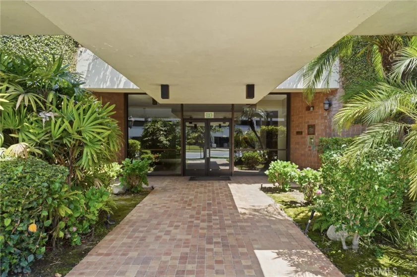 4477 Wilshire photo 1
